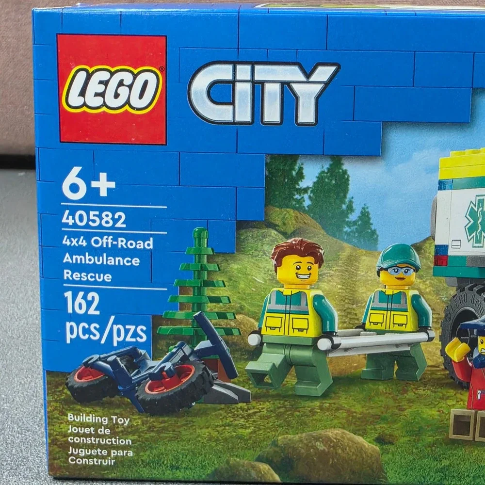 LEGO City 4x4 Off-Road Ambulance Rescue 40582 Kids New Sealed Box